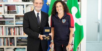 Il presidente Attilio Fontana consegna il Premio Rosa Camuna a Federica Brignore, Oro olimpico a Milano Cortina 2026 in Super-G