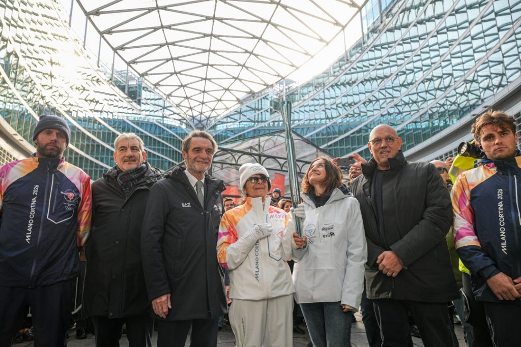 Il presidente di Regione Lombardia, Attilio Fontana, l’assessore agli Enti locali e Montagna, Massimo Sertori, e il sottosegretario alla Presidenza con delega alle Relazioni internazionali ed Europee, Raffaele Cattaneo, accolgono il passaggio della torcia olimpica di Milano Cortina 2026 in piazza Città di Lombardia