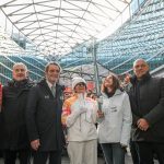 Il presidente di Regione Lombardia, Attilio Fontana, l’assessore agli Enti locali e Montagna, Massimo Sertori, e il sottosegretario alla Presidenza con delega alle Relazioni internazionali ed Europee, Raffaele Cattaneo, accolgono il passaggio della torcia olimpica di Milano Cortina 2026 in piazza Città di Lombardia