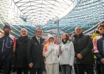Il presidente di Regione Lombardia, Attilio Fontana, l’assessore agli Enti locali e Montagna, Massimo Sertori, e il sottosegretario alla Presidenza con delega alle Relazioni internazionali ed Europee, Raffaele Cattaneo, accolgono il passaggio della torcia olimpica di Milano Cortina 2026 in piazza Città di Lombardia