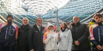 Il presidente di Regione Lombardia, Attilio Fontana, l’assessore agli Enti locali e Montagna, Massimo Sertori, e il sottosegretario alla Presidenza con delega alle Relazioni internazionali ed Europee, Raffaele Cattaneo, accolgono il passaggio della torcia olimpica di Milano Cortina 2026 in piazza Città di Lombardia