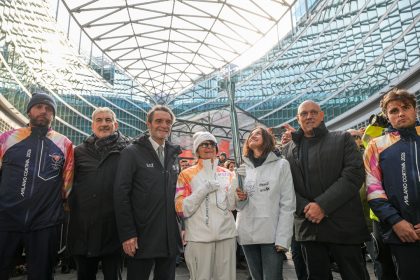 Il presidente di Regione Lombardia, Attilio Fontana, l’assessore agli Enti locali e Montagna, Massimo Sertori, e il sottosegretario alla Presidenza con delega alle Relazioni internazionali ed Europee, Raffaele Cattaneo, accolgono il passaggio della torcia olimpica di Milano Cortina 2026 in piazza Città di Lombardia