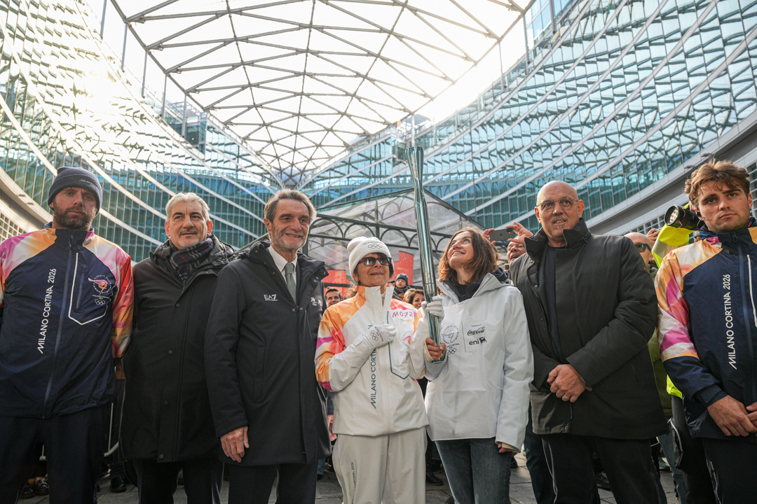 Il presidente di Regione Lombardia, Attilio Fontana, l’assessore agli Enti locali e Montagna, Massimo Sertori, e il sottosegretario alla Presidenza con delega alle Relazioni internazionali ed Europee, Raffaele Cattaneo, accolgono il passaggio della torcia olimpica di Milano Cortina 2026 in piazza Città di Lombardia