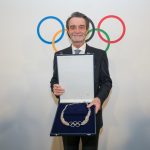 Il presidente Fontana riceve dal presidente del Comitato Olimpico Kirsty Coventry il premio di riconoscimento dell'ordine olimpico d'argento a Milano