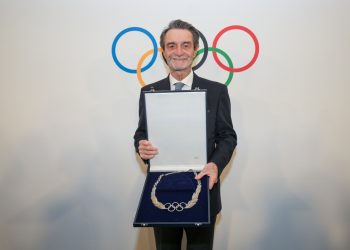 Il presidente Fontana riceve dal presidente del Comitato Olimpico Kirsty Coventry il premio di riconoscimento dell'ordine olimpico d'argento a Milano
