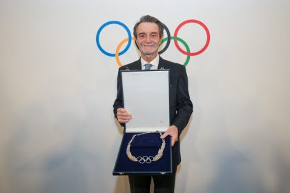 Il presidente Fontana riceve dal presidente del Comitato Olimpico Kirsty Coventry il premio di riconoscimento dell'ordine olimpico d'argento a Milano
