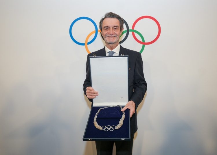 Il presidente Fontana riceve dal presidente del Comitato Olimpico Kirsty Coventry il premio di riconoscimento dell'ordine olimpico d'argento a Milano