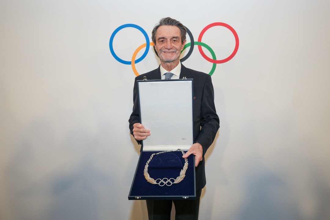 Il presidente Fontana riceve dal presidente del Comitato Olimpico Kirsty Coventry il premio di riconoscimento dell'ordine olimpico d'argento a Milano