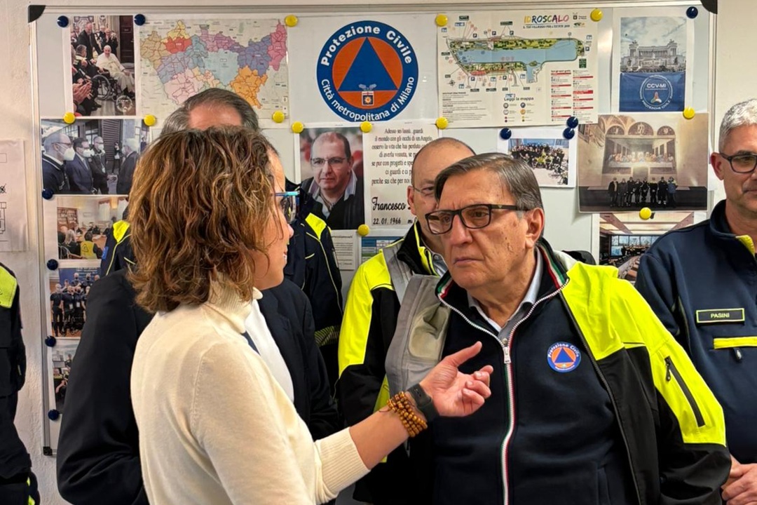 In foto l’assessore regionale alla Sicurezza e Protezione civile Romano La Russa in visita alla Sala Operativa della Protezione civile all’Idroscalo di Peschiera Borromeo