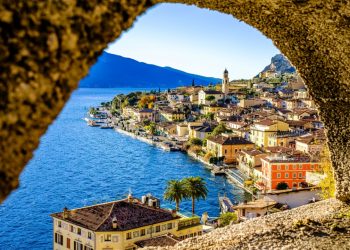 La Giunta di Regione Lombardia ha approvato la proposta Piano biennale per lo sviluppo del turismo e dell’attrattività 2026 2028. In foto uno scorcio della località di Limone del Garda (Brescia).