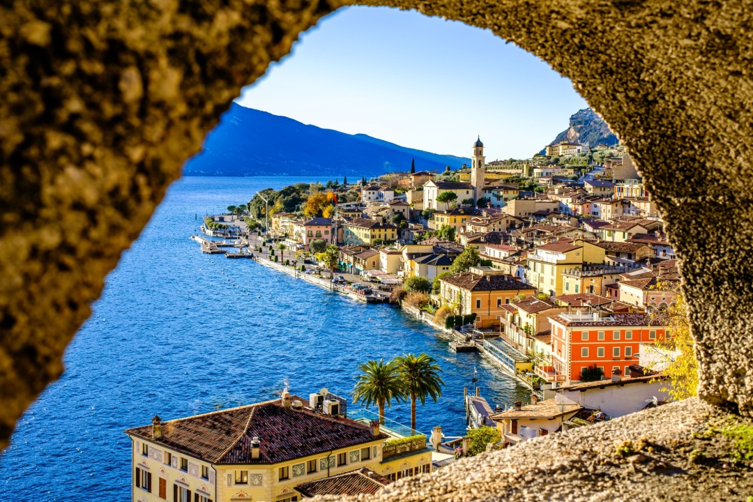 La Giunta di Regione Lombardia ha approvato la proposta Piano biennale per lo sviluppo del turismo e dell’attrattività 2026 2028. In foto uno scorcio della località di Limone del Garda (Brescia).