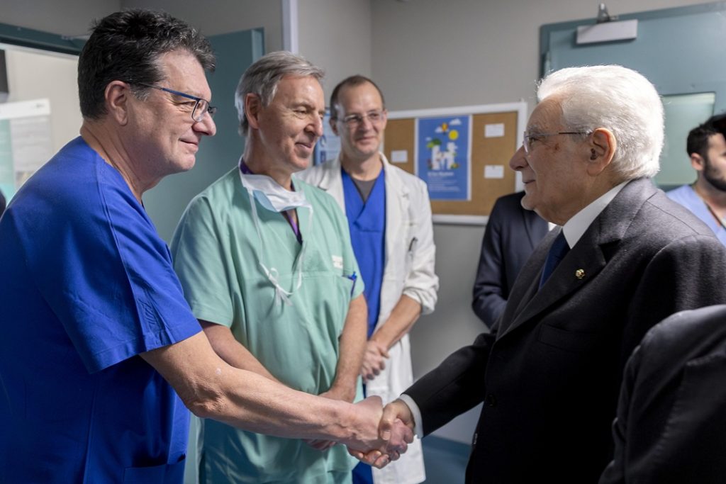 Il Presidente della Repubblica, Sergio Mattarella, nella foto Ansa-Ufficio Stampa Quirinale, in visita all'ospedale di Niguarda ai ragazzi feriti a Crans-Montana