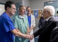 Il Presidente della Repubblica, Sergio Mattarella, nella foto Ansa-Ufficio Stampa Quirinale, in visita all'ospedale di Niguarda ai ragazzi feriti a Crans-Montana