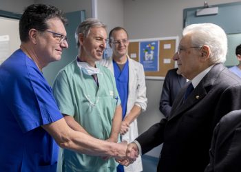 Il Presidente della Repubblica, Sergio Mattarella, nella foto Ansa-Ufficio Stampa Quirinale, in visita all'ospedale di Niguarda ai ragazzi feriti a Crans-Montana