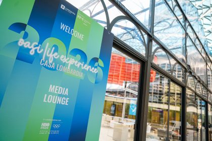 In foto l'esterno della Media Lounge di ‘Oasi Life Experience – Casa Lombardia 2026’, il grande spazio allestito in Piazza Città di Lombardia