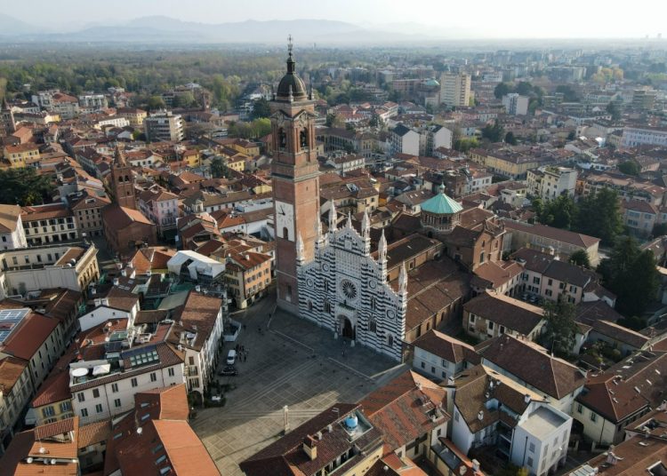Disattivate le misure antinquinamento nella provincia di Monza (veduta panoramica dall'alto in foto): i dati del 3 febbraio hanno certificato il rispetto della qualità dell'aria