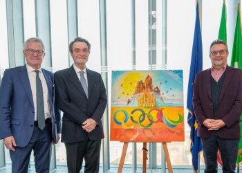 A Palazzo Lombardia l'opera 'Naturarte olimpica' dedicata ai giochi invernali Milano cortina 2026. Nella foto, da sinistra il sottosegretario Ruggero Invernizzi, il presidente della Regione Lombardia Attilio Fontana e l'artista Gianluca Piotti
