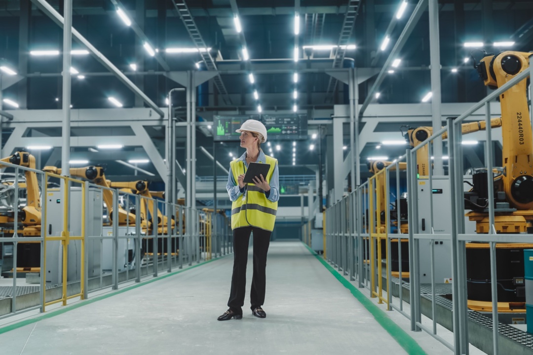 Una foto generica di un ingegnere all’interno di un’azienda, nel segno della trasformazione industriale: questo il tema al centro del convegno a Palazzo Lombardia