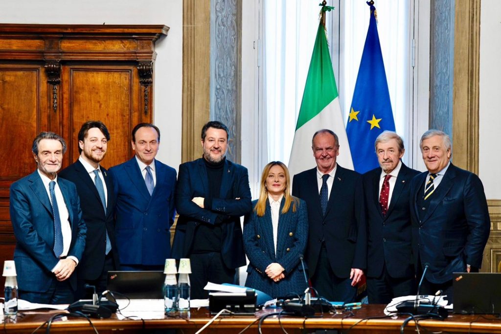 In foto il presidente della Regione Lombardia Attilio Fontana, il presidente della Regione Veneto Alberto Stefani, il presidente della Regione Piemonte Alberto Cirio, il ministro dei Trasporti e delle Infrastrutture Matteo Salvini, il presidente del Consiglio Giorgia Meloni, il ministro per gli Affari regionali e le Autonomie Roberto Calderoli, il presidente della Regione Liguria Marco Bucci e il ministro degli Esteri Antonio Tajani in occasione della firma delle intese preliminari a Roma sull’autonomia differenziata
