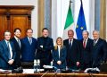 In foto il presidente della Regione Lombardia Attilio Fontana, il presidente della Regione Veneto Alberto Stefani, il presidente della Regione Piemonte Alberto Cirio, il ministro dei Trasporti e delle Infrastrutture Matteo Salvini, il presidente del Consiglio Giorgia Meloni, il ministro per gli Affari regionali e le Autonomie Roberto Calderoli, il presidente della Regione Liguria Marco Bucci e il ministro degli Esteri Antonio Tajani in occasione della firma delle intese preliminari a Roma sull’autonomia differenziata