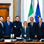 In foto il presidente della Regione Lombardia Attilio Fontana, il presidente della Regione Veneto Alberto Stefani, il presidente della Regione Piemonte Alberto Cirio, il ministro dei Trasporti e delle Infrastrutture Matteo Salvini, il presidente del Consiglio Giorgia Meloni, il ministro per gli Affari regionali e le Autonomie Roberto Calderoli, il presidente della Regione Liguria Marco Bucci e il ministro degli Esteri Antonio Tajani in occasione della firma delle intese preliminari a Roma sull’autonomia differenziata