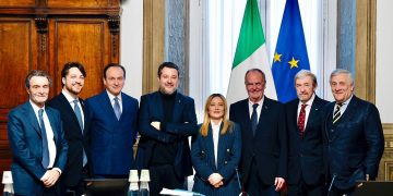 In foto il presidente della Regione Lombardia Attilio Fontana, il presidente della Regione Veneto Alberto Stefani, il presidente della Regione Piemonte Alberto Cirio, il ministro dei Trasporti e delle Infrastrutture Matteo Salvini, il presidente del Consiglio Giorgia Meloni, il ministro per gli Affari regionali e le Autonomie Roberto Calderoli, il presidente della Regione Liguria Marco Bucci e il ministro degli Esteri Antonio Tajani in occasione della firma delle intese preliminari a Roma sull’autonomia differenziata