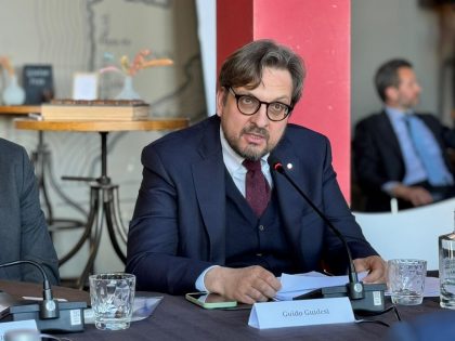 In foto l’assessore alla Sviluppo economico, Guido Guidesi, intervenuto a sostegno dell’industria chimica