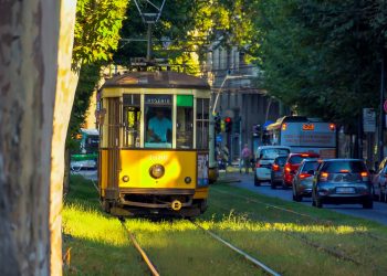 L’assessore regionale ai Trasporti e Mobilità sostenibile, Franco Lucente, è intervenuto al convegno ‘Sviluppo sostenibile e trasformazione digitale dei territori e delle imprese attraverso l’azione di Regione Lombardia’ ribadendo che entro il 2026 inizierà la sperimentazione del biglietto integrato