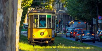 L’assessore regionale ai Trasporti e Mobilità sostenibile, Franco Lucente, è intervenuto al convegno ‘Sviluppo sostenibile e trasformazione digitale dei territori e delle imprese attraverso l’azione di Regione Lombardia’ ribadendo che entro il 2026 inizierà la sperimentazione del biglietto integrato