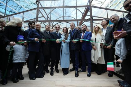 In foto il momento del taglio del nastro per l’inaugurazione di ‘Oasi Life Experience – Casa Lombardia 2026’, il grande spazio allestito in Piazza Città di Lombardia