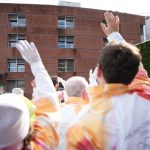 I tedofori di Milano Cortina 2026 hanno fatto tappa all’Ospedale Niguarda di Milano. I portatori della Fiamma Olimpica si sono fermati sotto le finestre del reparto di Terapia Intensiva, dove sono attualmente ricoverati i giovani feriti nell’incidente di Crans-Montana