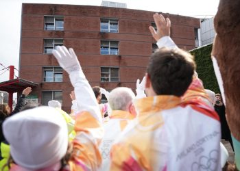 I tedofori di Milano Cortina 2026 hanno fatto tappa all’Ospedale Niguarda di Milano. I portatori della Fiamma Olimpica si sono fermati sotto le finestre del reparto di Terapia Intensiva, dove sono attualmente ricoverati i giovani feriti nell’incidente di Crans-Montana