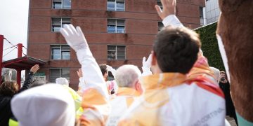 I tedofori di Milano Cortina 2026 hanno fatto tappa all’Ospedale Niguarda di Milano. I portatori della Fiamma Olimpica si sono fermati sotto le finestre del reparto di Terapia Intensiva, dove sono attualmente ricoverati i giovani feriti nell’incidente di Crans-Montana
