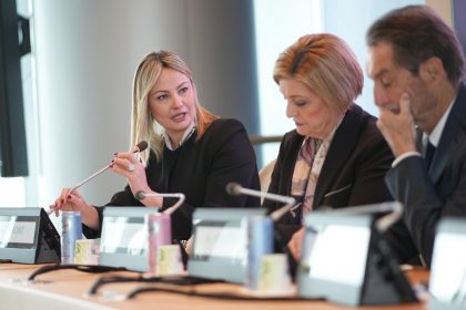 L’assessore regionale all’Istruzione, Formazione e Lavoro, Simona Tironi, interviene durante la conferenza stampa sui raggiunti dalla Lombardia con il programma Garanzia Occupabilità dei Lavoratori (GOL)