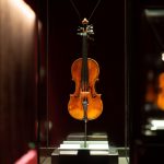 In foto un violino, strumento ad arco tipico della musica barocca, al centro del Monteverdi Festival di Cremona, presentato al Ministero della Cultura a Roma