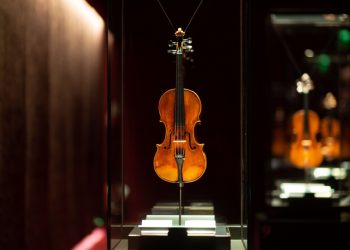 In foto un violino, strumento ad arco tipico della musica barocca, al centro del Monteverdi Festival di Cremona, presentato al Ministero della Cultura a Roma