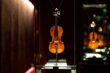In foto un violino, strumento ad arco tipico della musica barocca, al centro del Monteverdi Festival di Cremona, presentato al Ministero della Cultura a Roma