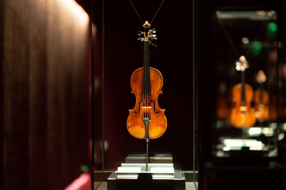 In foto un violino, strumento ad arco tipico della musica barocca, al centro del Monteverdi Festival di Cremona, presentato al Ministero della Cultura a Roma