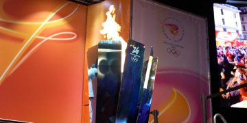 foto della fiamma olimpica sul braciere a sondrio