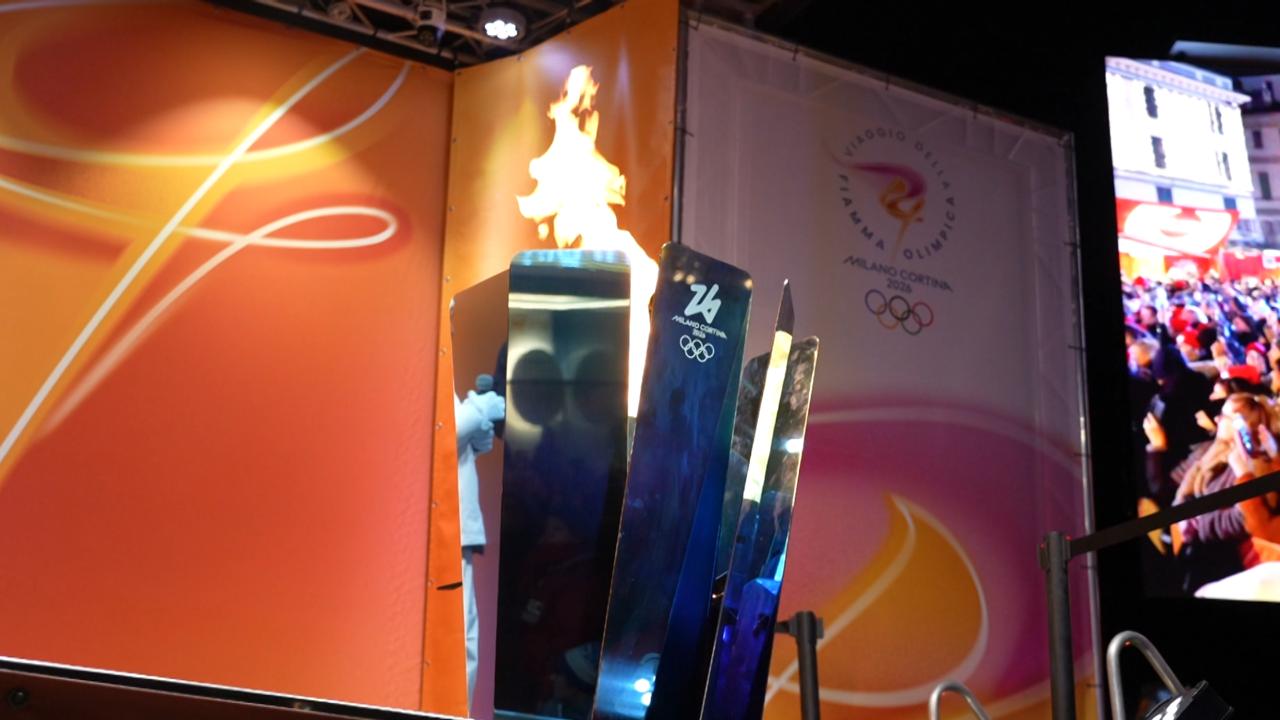 foto della fiamma olimpica sul braciere a sondrio