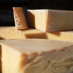 un tipico formaggio della Valtellina in esposizione al villaggio Coldiretti di Bormio per le Olimpiadi 2026