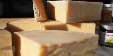 un tipico formaggio della Valtellina in esposizione al villaggio Coldiretti di Bormio per le Olimpiadi 2026