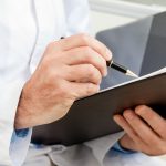 Ispettori di Ats Milano che effettuano controlli di sicurezza alimentare