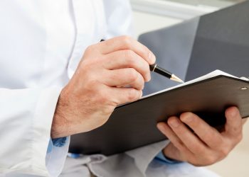 Ispettori di Ats Milano che effettuano controlli di sicurezza alimentare