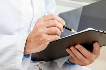 Ispettori di Ats Milano che effettuano controlli di sicurezza alimentare