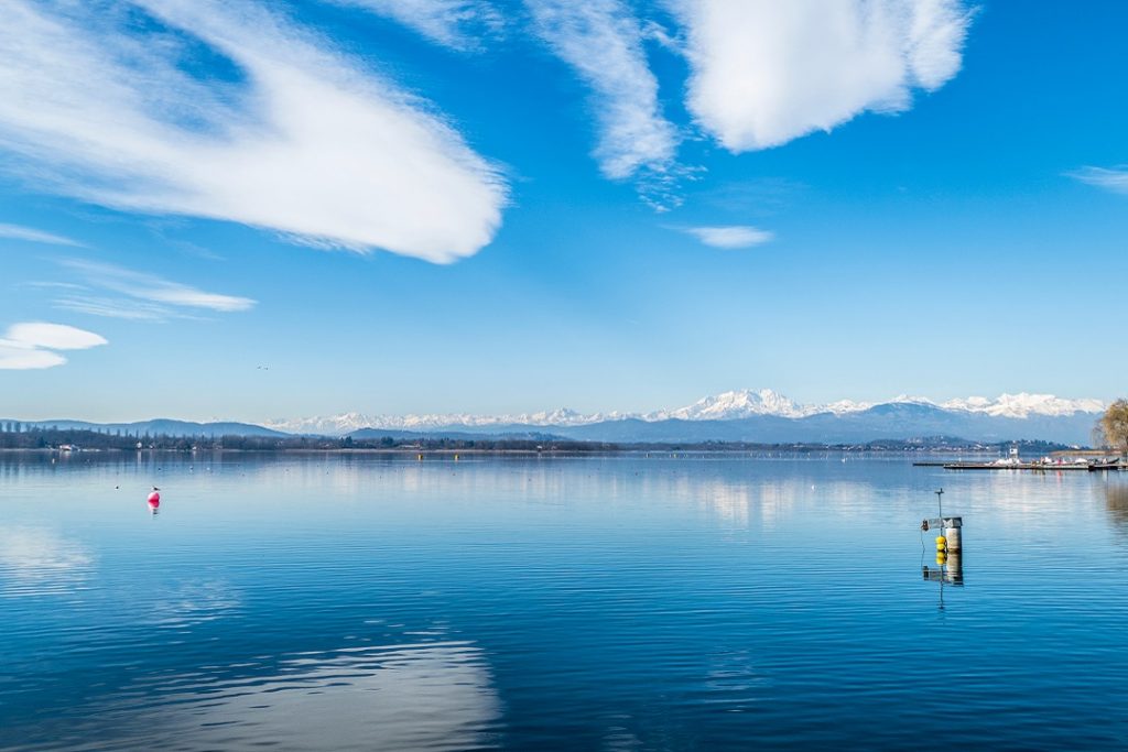 immagine del lago di Varese per dare l'idea della delibera con le risorse stanziate per risanare i laghi in Lombardia