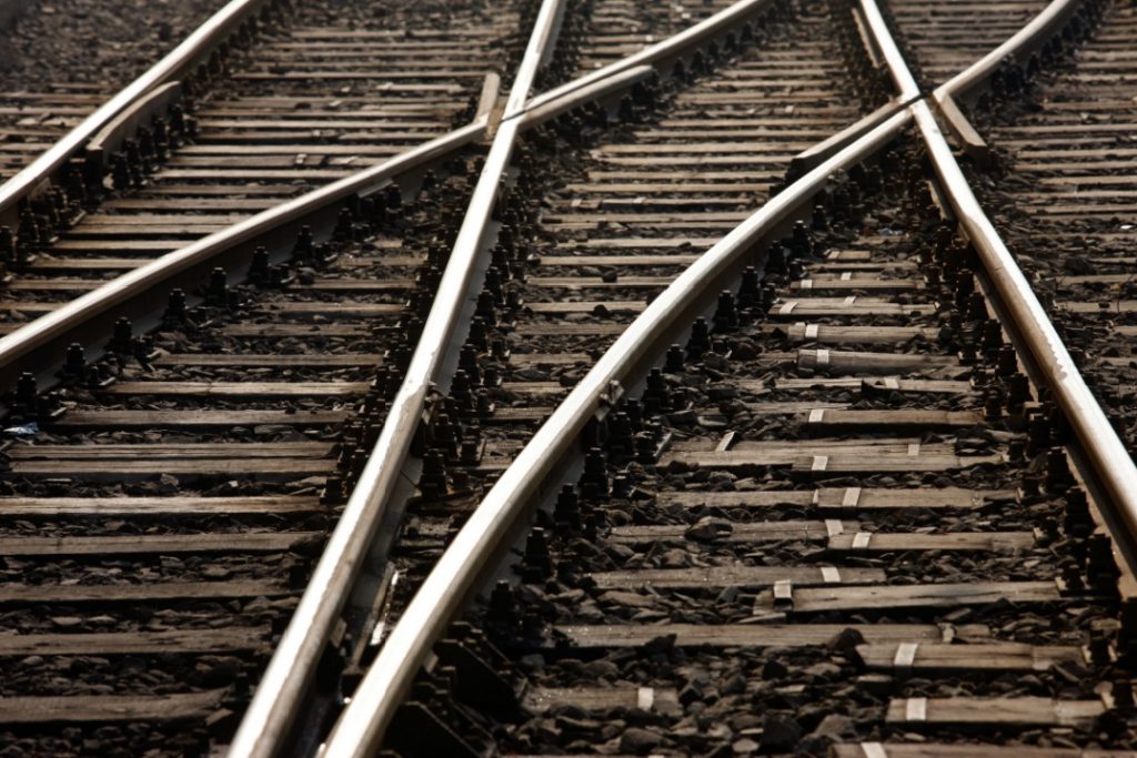 L’incendio doloso avvenuto nei pressi di Abbadia Lariana (LC), lungo la linea ferroviaria Lecco - Tirano, ha danneggiato alcuni cavi di una centralina di scambio