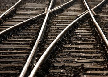 L’incendio doloso avvenuto nei pressi di Abbadia Lariana (LC), lungo la linea ferroviaria Lecco - Tirano, ha danneggiato alcuni cavi di una centralina di scambio