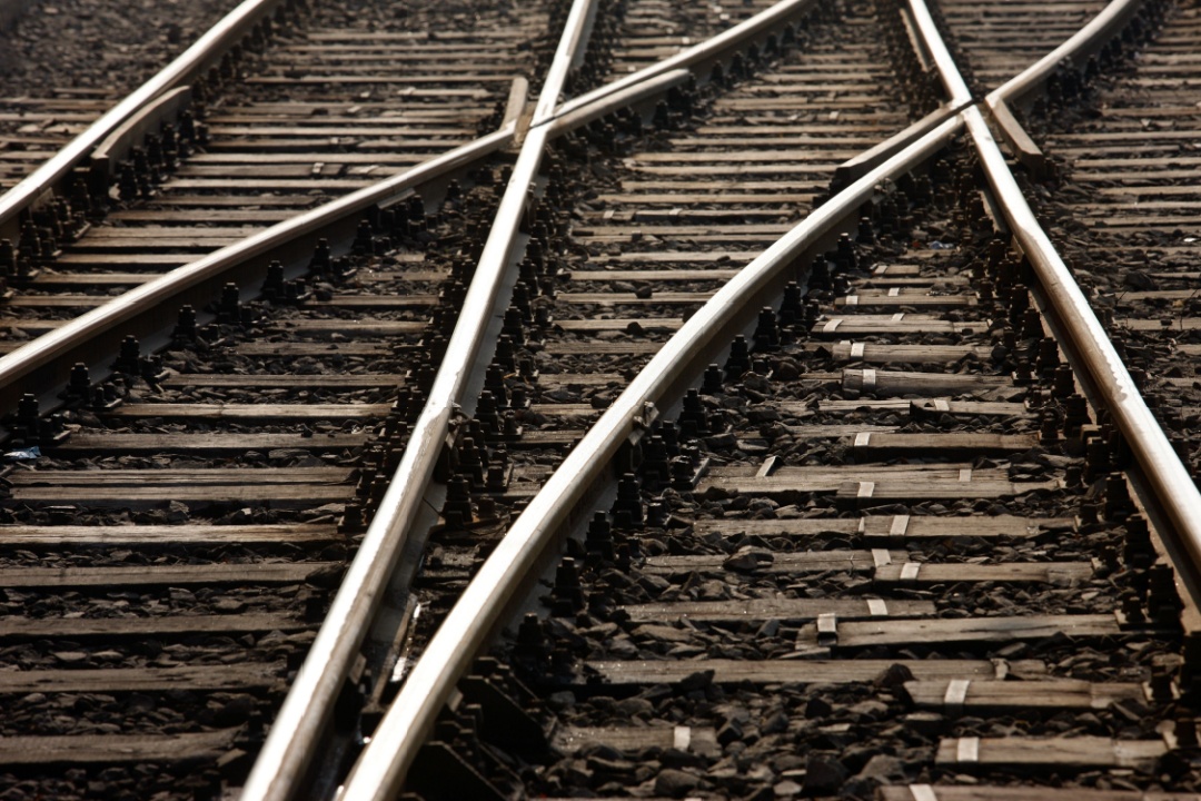 L’incendio doloso avvenuto nei pressi di Abbadia Lariana (LC), lungo la linea ferroviaria Lecco - Tirano, ha danneggiato alcuni cavi di una centralina di scambio