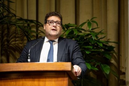 Foto generica di Maione che commenta delibera su fondo idrocarburi in Regione Lombardia